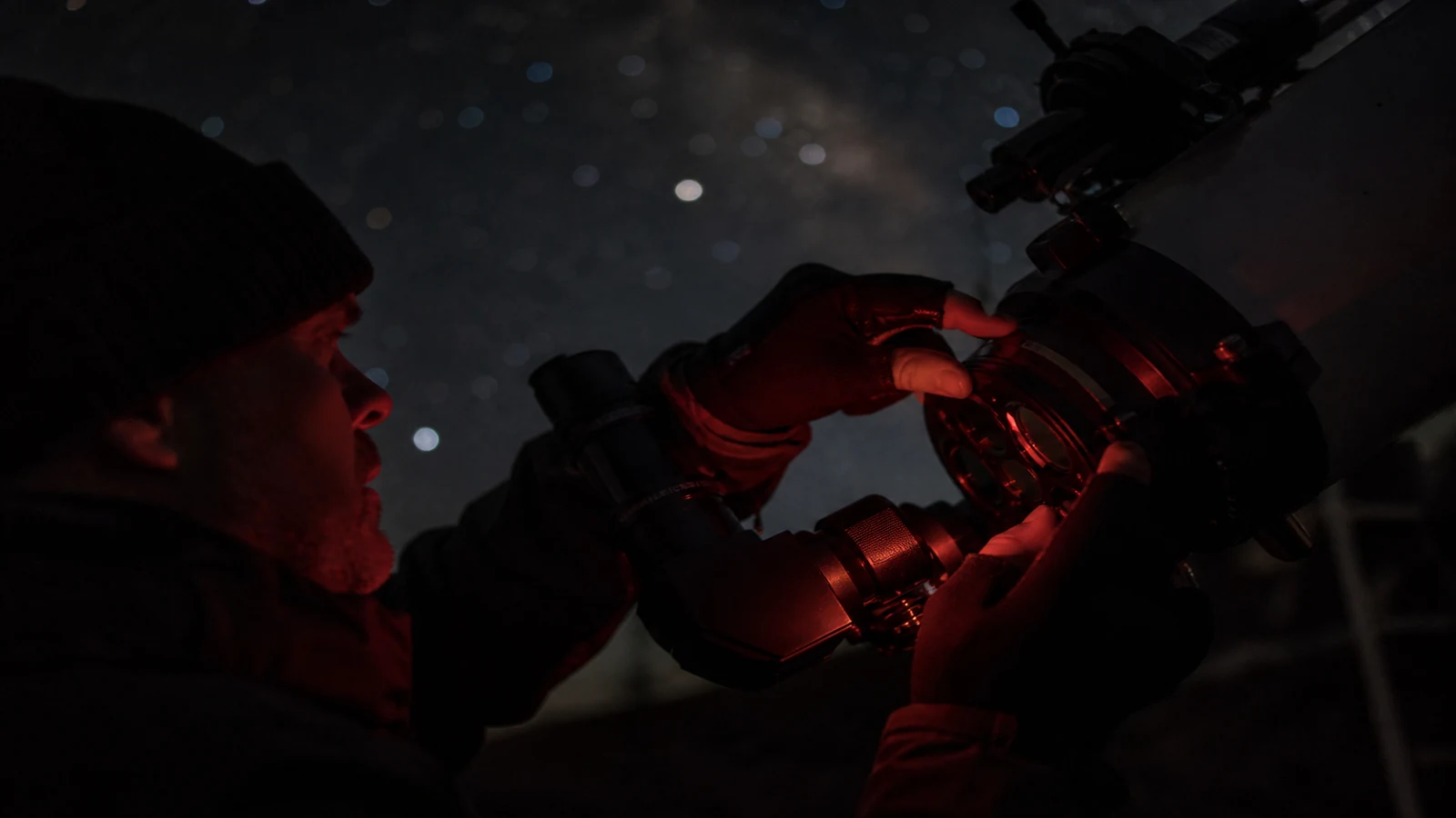 Comparison of unsafe filter swapping in the dark versus using a manual click-stop filter wheel at the eyepiece.